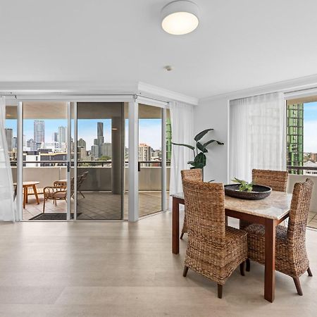 Lavish 3-Bed With Wraparound Balcony And Pool Apartment Brisbane Ngoại thất bức ảnh