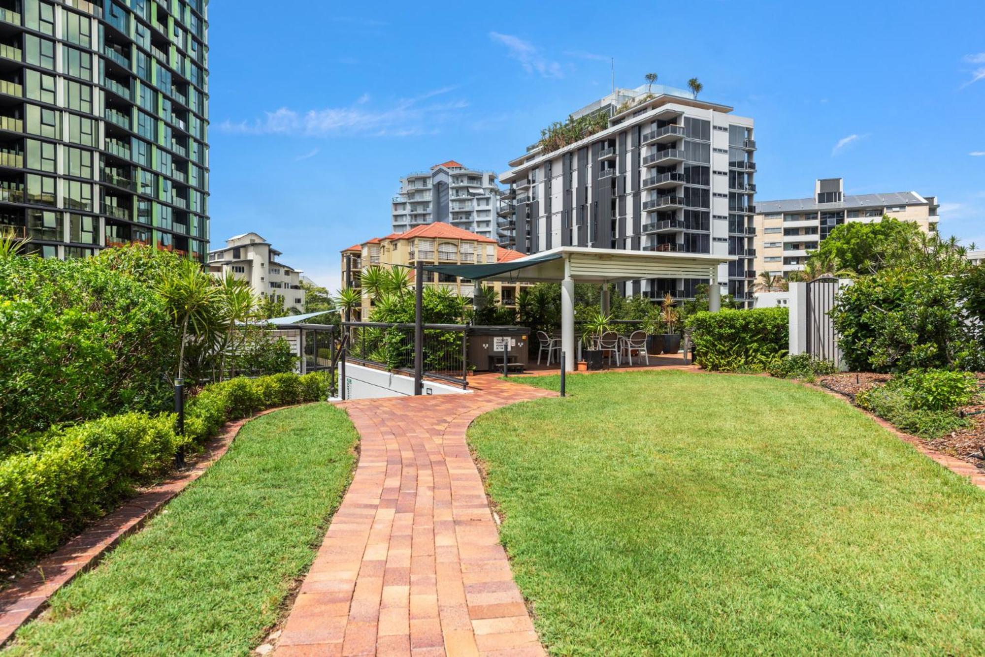 Lavish 3-Bed With Wraparound Balcony And Pool Apartment Brisbane Ngoại thất bức ảnh