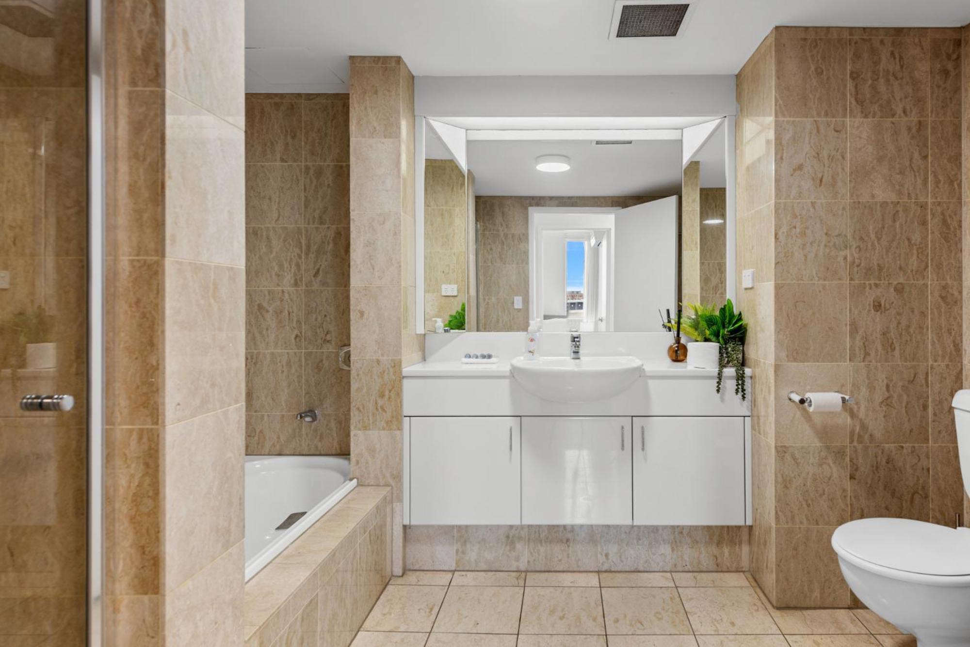 Lavish 3-Bed With Wraparound Balcony And Pool Apartment Brisbane Ngoại thất bức ảnh