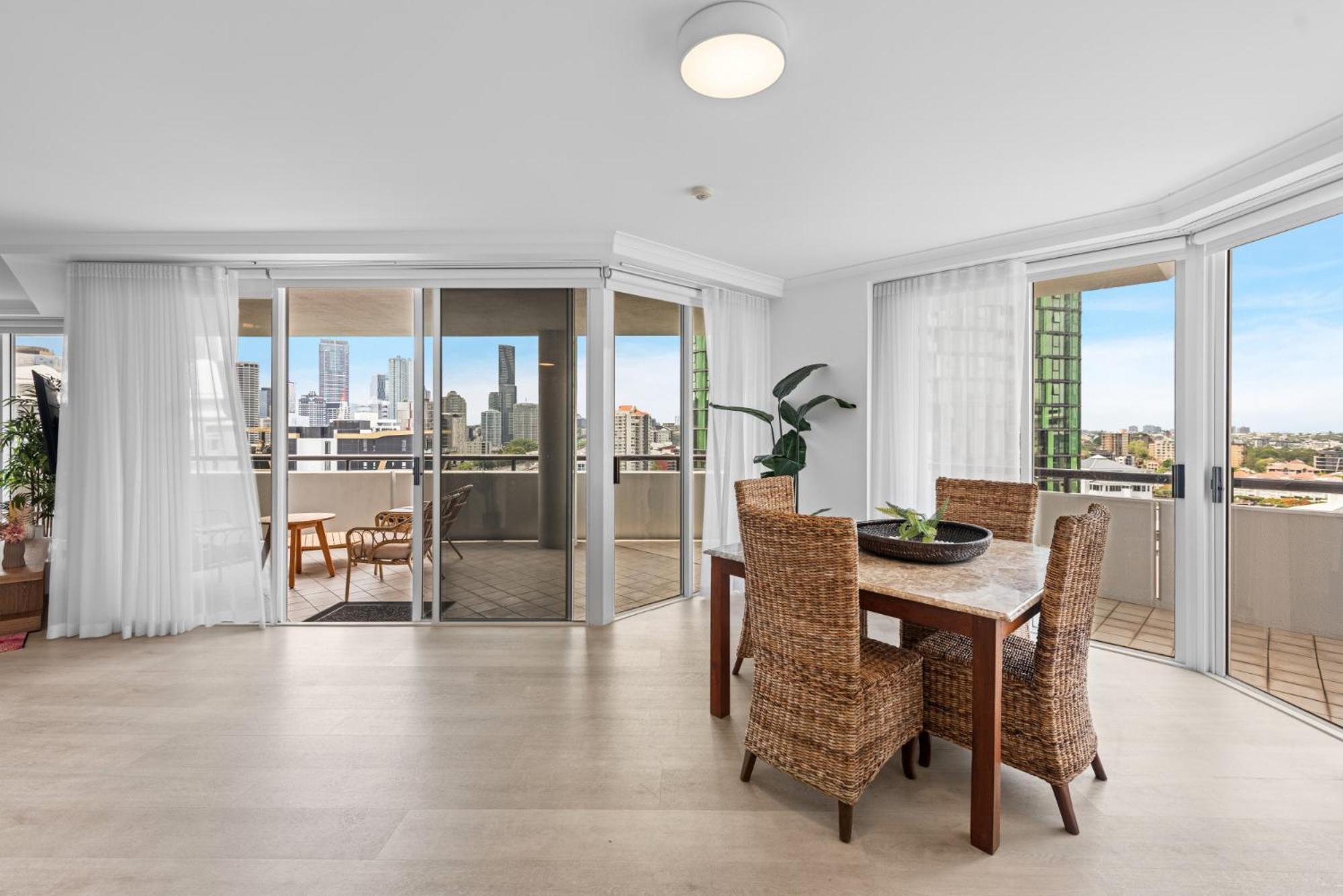 Lavish 3-Bed With Wraparound Balcony And Pool Apartment Brisbane Ngoại thất bức ảnh